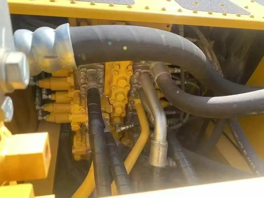 Used KOMATSU PC200-8M0 Medium Excavator1